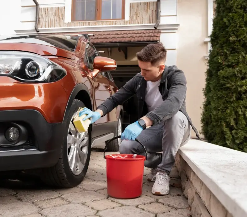 Lavage auto à domicile Vals : professionnel intervenant sur un véhicule